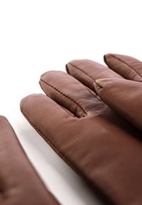 Brune læderhandsker med tre sømme på hver finger, der har en glat tekstur og afrundede fingerspidser for et tætsiddende design.