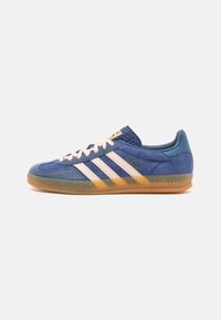 adidas Originals GAZELLE INDOOR UNISEX - Tossud - dark blue/bliss orange/preloved ink