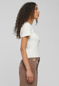 Karl Kani RETRO BLOCK CROP  - Triko s potiskem - offwhite lightsand