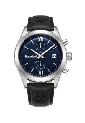 Reloj cronógrafo con caja de acero inoxidable plateada, esfera azul oscura, correa de cuero negro, logo en relieve y marcadores de hora plateados.