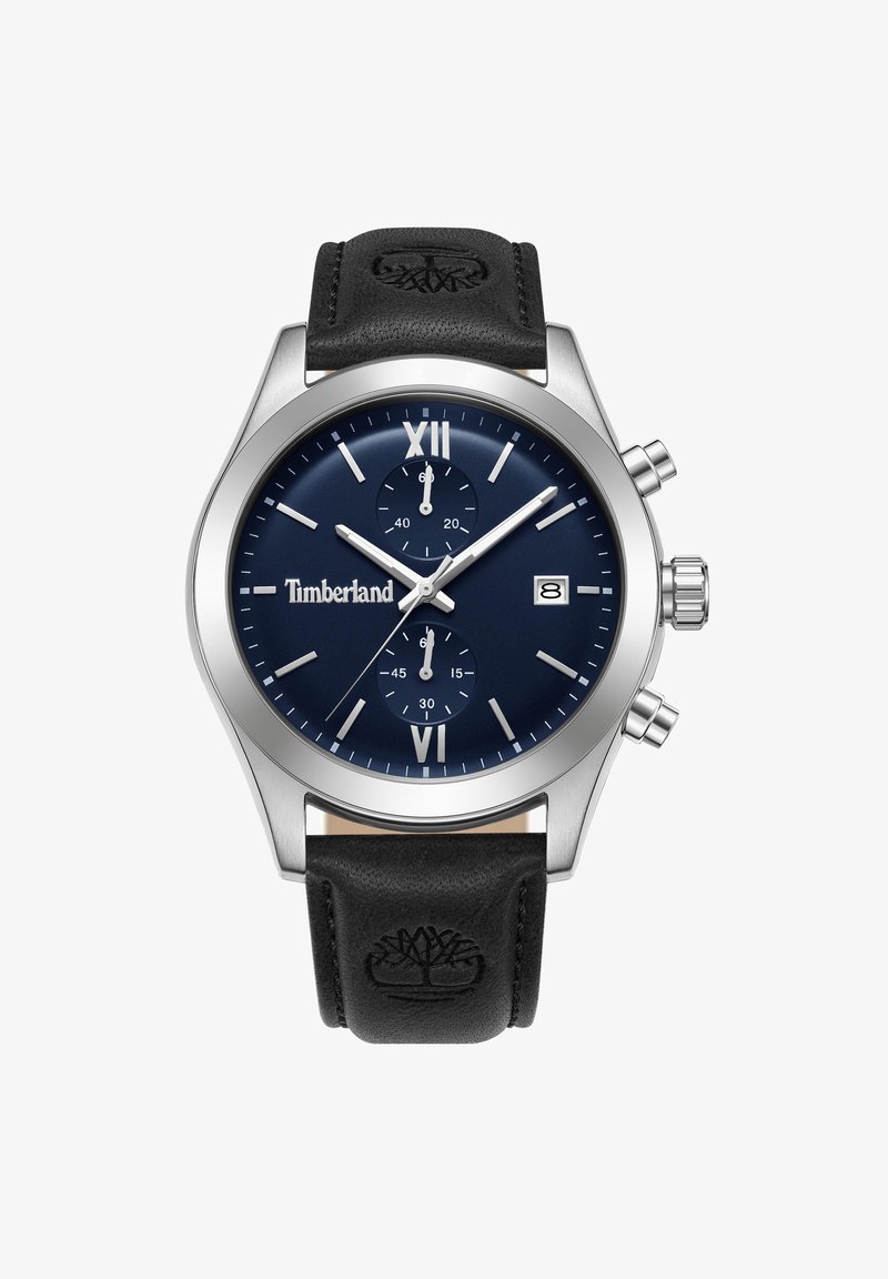 Reloj cronógrafo con caja de acero inoxidable plateada, esfera azul oscura, correa de cuero negro, logo en relieve y marcadores de hora plateados.