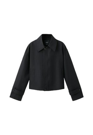 Zwarte korte jas met brede kraag, lange mouwen, met knopen gemaakte manchetten en knoopsluiting aan de voorkant.