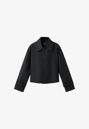 Giacca nera corta con ampio colletto, maniche lunghe, polsini con bottoni e chiusura frontale con bottoni.
