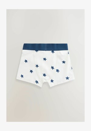 Boxers de algodón blancos con un patrón de estrellas en azul marino, que cuentan con una cintura elástica en azul marino. El diseño incluye un bolsillo frontal y piernas cerradas.