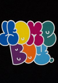 Štýlový text v pestrých farbách znie "NIEKTO" v tučných, zaoblených písmenách. Farby zahŕňajú modrú, žltú, ružovú, fialovú, tyrkysovú a oranžovú na čiernom pozadí.