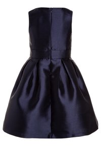 Robe en satin marine avec un haut ajusté, une jupe plissée et une fermeture éclair au dos. Présente une texture lisse et une silhouette structurée.