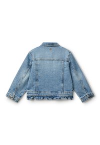 Veste en denim bleu clair avec des manches longues, un col et un ourlet froncé. Présente des détails de couture et un petit logo près du cou.