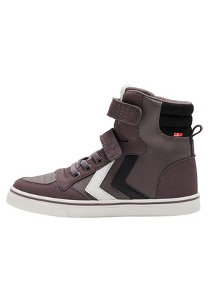 Hochschuh-Sneaker in Grautönen und Lila mit weißen und schwarzen Akzenten. Verfügt über Klettverschlüsse und strukturierte Materialien. Gummisohle.
