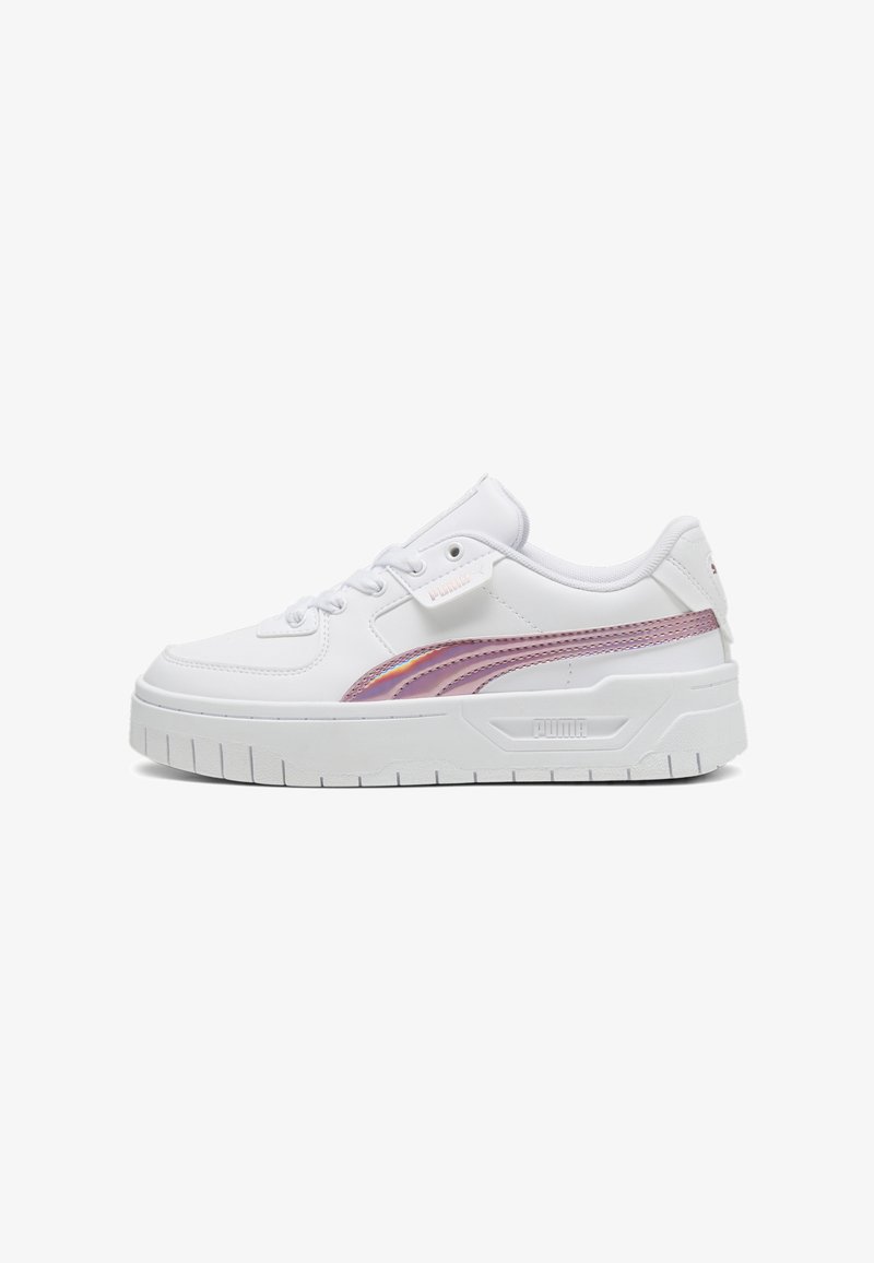 Sneaker bianco con una tomaia sintetica liscia, caratterizzata da una striscia laterale lucida viola e rosa, una suola spessa bianca e un design con lacci.