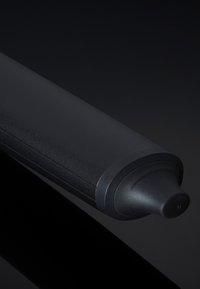 Zwarte rubberen oorthermometer tip met matte handgreep, afgebeeld tegen een donkere reflecterende ondergrond en achtergrond.