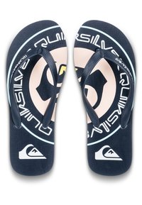 Chanclas de color azul marino con suelas de goma texturizadas, tiras negras y un diseño de logo circular que presenta un fondo marrón claro y toques de azul claro.