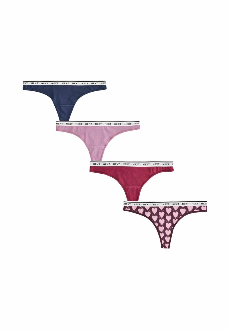 Ein Set aus vier Slips in Navy, Pink, Burgunderrot und mit Herzmuster. Jeder Slip hat einen schwarzen Bund mit dem Logo "NEXT". Weiches Material, niedrige Passform.
