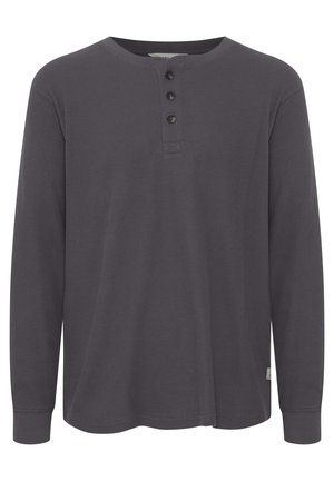 Dlouhý rukáv henley triko v tmavě šedé barvě, žebrovaná tkanina, funkční kulatý výstřih, dvouknoflíková légou a úzké manžety. Malý detail loga na lemu.