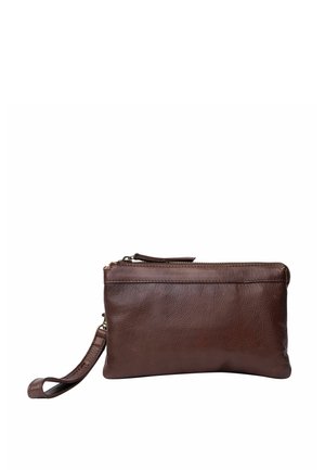 Pochette bracelet en cuir marron avec fermeture éclair et sangle détachable sur fond blanc.