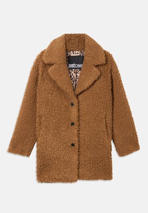 Manteau en teddy brun avec trois boutons noirs, larges revers, et doublure en imprimé léopard visible à l'intérieur du col.
