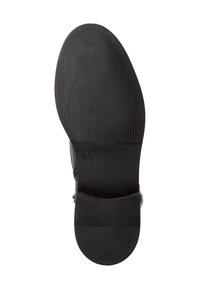 Semelle de chaussure noire avec surface texturée, présentant une section de talon lisse et un détail de logo subtil près de l'arche. Conçue pour la stabilité.