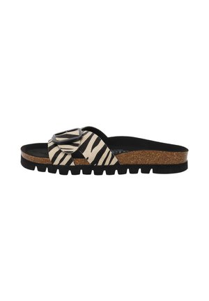 Flache Slidesandale mit schwarz-weißem Zebraprint-Riemen, großer schwarzer Schnalle, Korkfußbett und schwarzer, strukturierter Sohle.