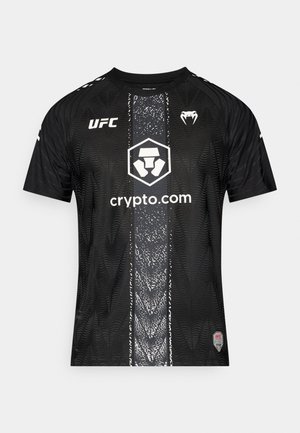 Tricou sport negru cu mânecă scurtă, cu un model texturat, având o dungă centrală și logo-uri UFC și crypto.com.