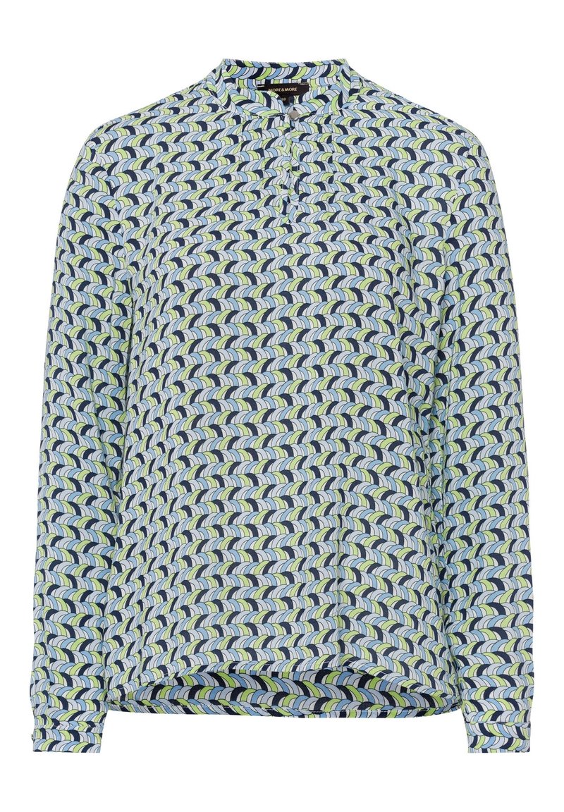 Blusa a maniche lunghe con un motivo ondulato blu, verde e bianco, caratterizzata da un colletto rialzato e dettagli con bottoni sullo scollo. Tessuto leggero.