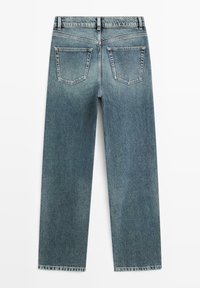 Hellblaue Denim-Jeans mit geradem Schnitt, zwei Gesäßtaschen und einem schlichten Bund. Verwaschene Textur mit ausgefransten Saumdetails.