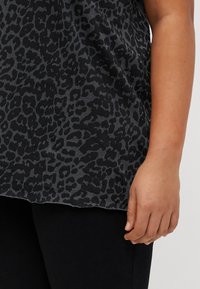 ONLY Carmakoma CARMIKO LIFE WASHED TEE - Triko s potiskem - phantom