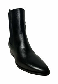 Botín negro de cuero con punta afilada, textura suave, tacón bajo apilado y paneles laterales elásticos para facilitar el calce.