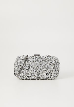 Silberne Clutch-Tasche mit strukturiertem Oberflächen-Muster, verziert mit kleinen schimmernden Steinen und einem metallischen Kettenriemen. Rechteckige Form mit Verschluss.