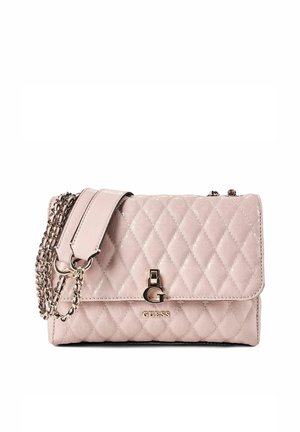 Sac bandoulière matelassé rose clair avec bandoulière chaîne et fermoir logo "Guess" sur le rabat avant.