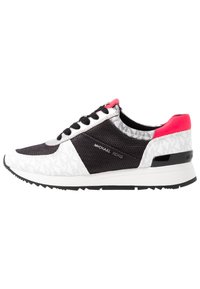 Svart och vit mesh-sneaker med rosa accenter, med ett mönstrat tygövre, svart häl och gummisula. Logotyp på sidan.