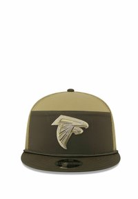 Olivgrüne Snapback-Mütze mit flacher Krempe, die auf dem vorderen Panel ein gesticktes Falkenlogo in hellem Beige und strukturierte Seitenpaneele aufweist.
