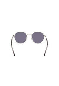 G Afian mate gafas de sol redondas con lentes oscuros, montura de metal plateado y almohadillas nasales transparentes. Templos delgados negros se extienden desde la montura.