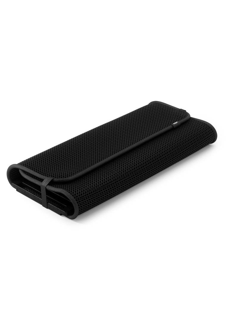 Schwarze Netz-Geldbörse mit strukturierter Oberfläche, schlankem Design und gefaltetem Format. Verfügt über ein schwarzes Gummiband zur Verschluss.