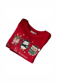Maglione di cotone rosso con animali dei cartoni animati: un renna, un pinguino e un nutria, adornati con accessori festivi e motivi a fiocco di neve. Il testo recita “ciao Natale!”