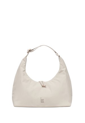 Beige puolikuun muotoinen olkalaukku, jossa on säädettävä yksittäinen hihna ja pieni "GOT BAG" -logo etukeskellä.