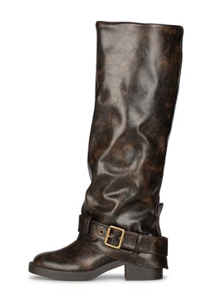 Donkere bruine hoge leren laars met een lage blokhak en een decoratieve band met koperen gesp rond de enkel.