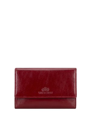 Cartera de cuero roja con logo en relieve y detalle de costura, forma rectangular con cierre de solapa plegable.