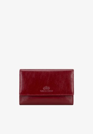Rode leren portemonnee met reliëflogo en stiksel detail, rechthoekige vorm met een omklapbare klep sluiting.