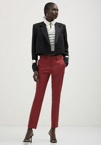 Calliope CAPRI IN - Chino - rosso