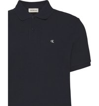Fekete rövid ujjú galléros póló két gombbal, kisl fehér "cK" logóval a mellkason és Calvin Klein Jeans címkével a gallér belsejében.