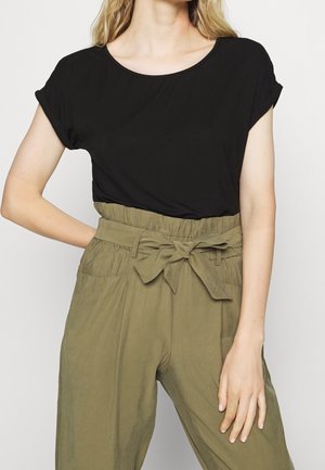 Zwart T-shirt met korte mouwen en een ronde hals, gecombineerd met olijfgroene high-waisted broek met een ceintuur en zijzakken.