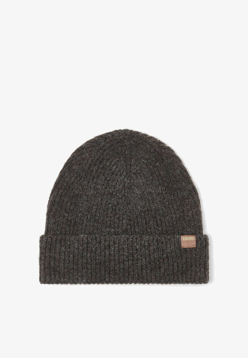 Bonnet en tricot gris foncé avec bord replié et petite étiquette rectangulaire de la marque sur le côté.