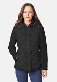 Chaqueta de plumas negra con capucha, que presenta una textura acolchada en el frente y mangas lisas, bolsillos laterales con cremallera y un diseño ajustado.