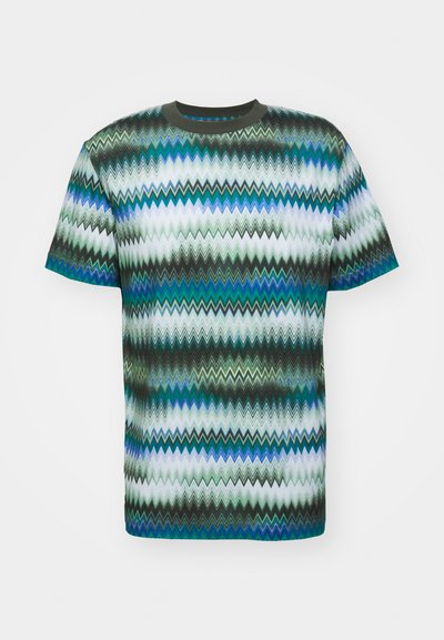 Trumpas rankovėmis marškinėliai su zigzago raštu žalių, mėlynų ir baltų atspalvių, su apvaliu iškirpimu ir minkšta audinio tekstūra.