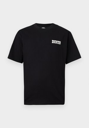 Μαύρο κοντομάνικο μπλουζάκι με λευκό λογότυπο κειμένου "DICKIES" στο αριστερό στήθος, παρουσιασμένο σε απλό ανοιχτό φόντο.