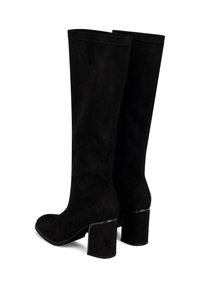 Botas altas de ante negro con tacón ancho y un diseño elegante. La superficie es lisa y suave, presenta acentos mínimos y sin herrajes visibles.