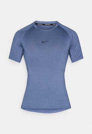 Plava sportska majica kratkih rukava izrađena od glatkog, rastezljivog materijala. Ima okrugli izrez i mali crni Nike logo sprijeda.