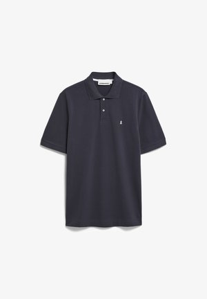 Marineblauwe polo in een katoenmix, met een klassieke kraag, korte mouwen en een klein wit logo op de borst. Glad van textuur.