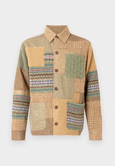Camisa de botão com vários padrões em remendos verdes, castanhos e creme. Apresenta várias texturas e designs de malha, com gola com colarinho.
