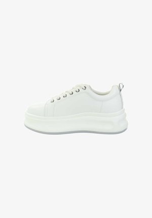 Masywne białe sneakersy wykonane z gładkiej skóry, z srebrnymi oczkami i grubą gumową podeszwą. Posiadają tylną pętelkę ułatwiającą zakładanie.
