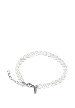 Perlenarmband mit einem silbernen Kettenschloss und einem kleinen rechteckigen Anhänger, der am Verschluss auf weißem Hintergrund befestigt ist.